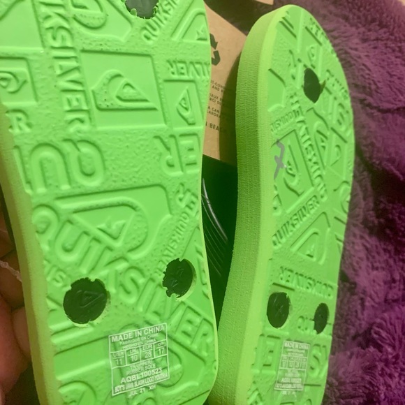Boys Quiksilver size 11 flip flop nwt - Picture 3 of 5